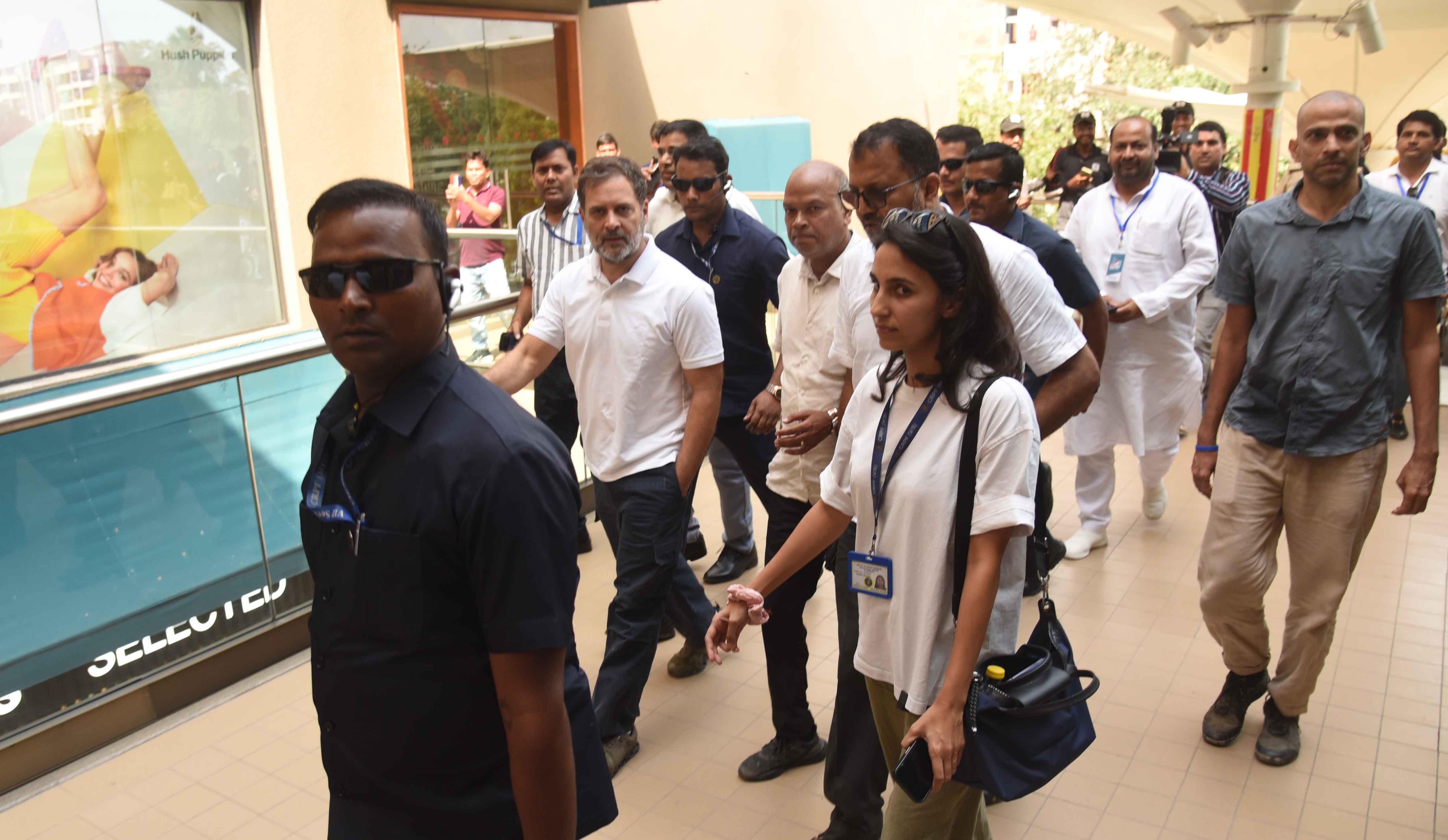 नेता प्रतिपक्ष लोकसभा राहुल गाँधी फिल्म महात्मा फुले देखने के लिए सिटी सेंटर के सिनेमा हॉल पहुंचे नेता प्रतिपक्ष लोकसभा राहुल गाँधी फिल्म महात्मा फुले देखने के लिए सिटी सेंटर के सिनेमा हॉल पहुंचे