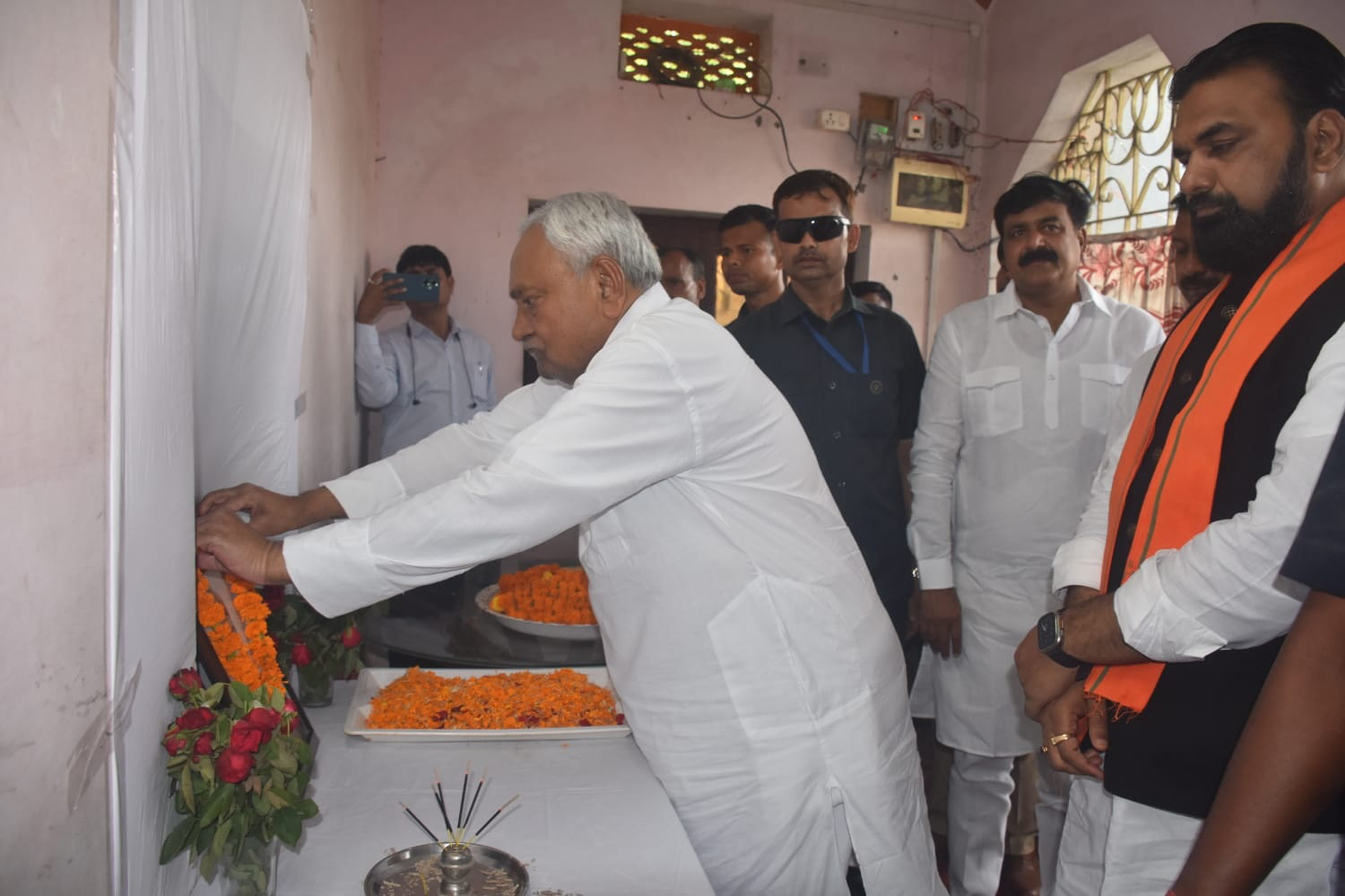 मुख्यमंत्री नीतीश कुमार ने जम्मू जिले में ड्यूटी के दौरान शहीद हुए बीएसएफ के सब इंस्पेक्टर मोहम्मद इम्तियाज के परिजनों से मुलाकात की और उन्हें सांत्वना दी। मुख्यमंत्री नीतीश कुमार ने जम्मू जिले में ड्यूटी के दौरान शहीद हुए बीएसएफ के सब इंस्पेक्टर मोहम्मद इम्तियाज के परिजनों से मुलाकात की और उन्हें सांत्वना दी।