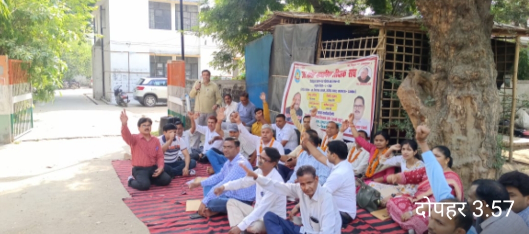 अनशन पर बैठे शिक्षकों ने डीआईओएस पर लगाया हठधर्मिता का आरोप