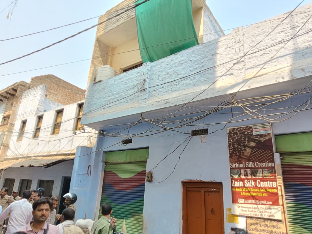 पाकिस्तानी जासूस तुफैल के घर के बाहर लाेगाें का प्रदर्शन,घर गिराने की मांग