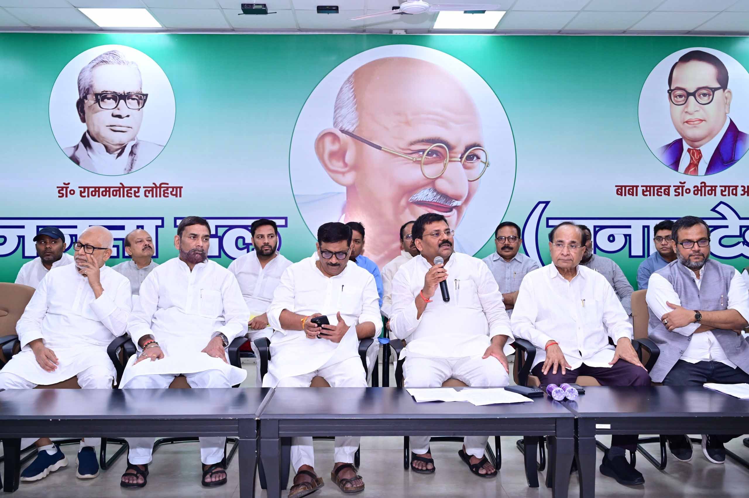 जनता दल (यू) प्रदेश कार्यालय में प्रदेश अध्यक्ष उमेश सिंह कुशवाहा मीटिंग करते