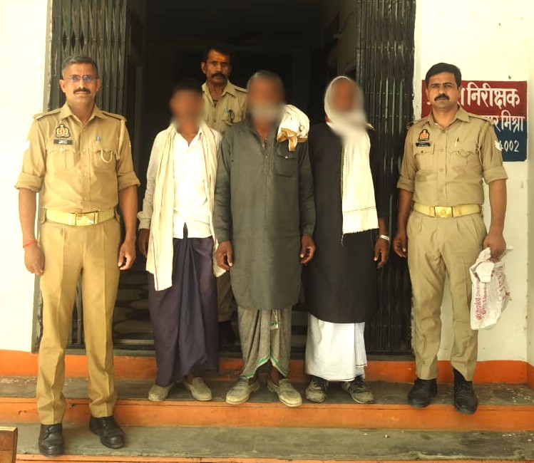 मीरजापुर में तीन गो तस्कर गिरफ्तार, 16 गोवंशों काे मुक्त कराया