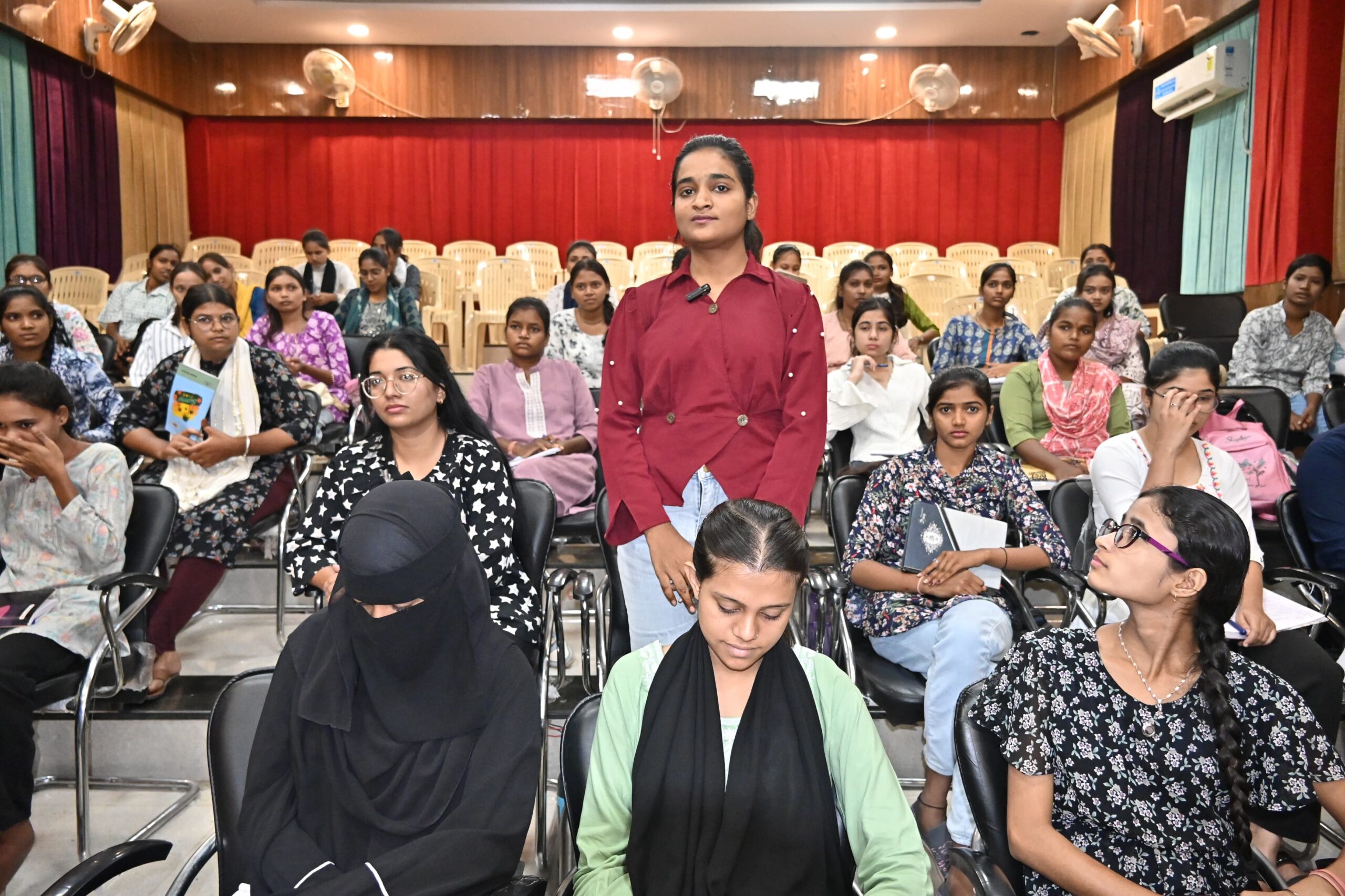 60 युवतियां सीख रहीं ब्यूटीशियन की बारीकियां