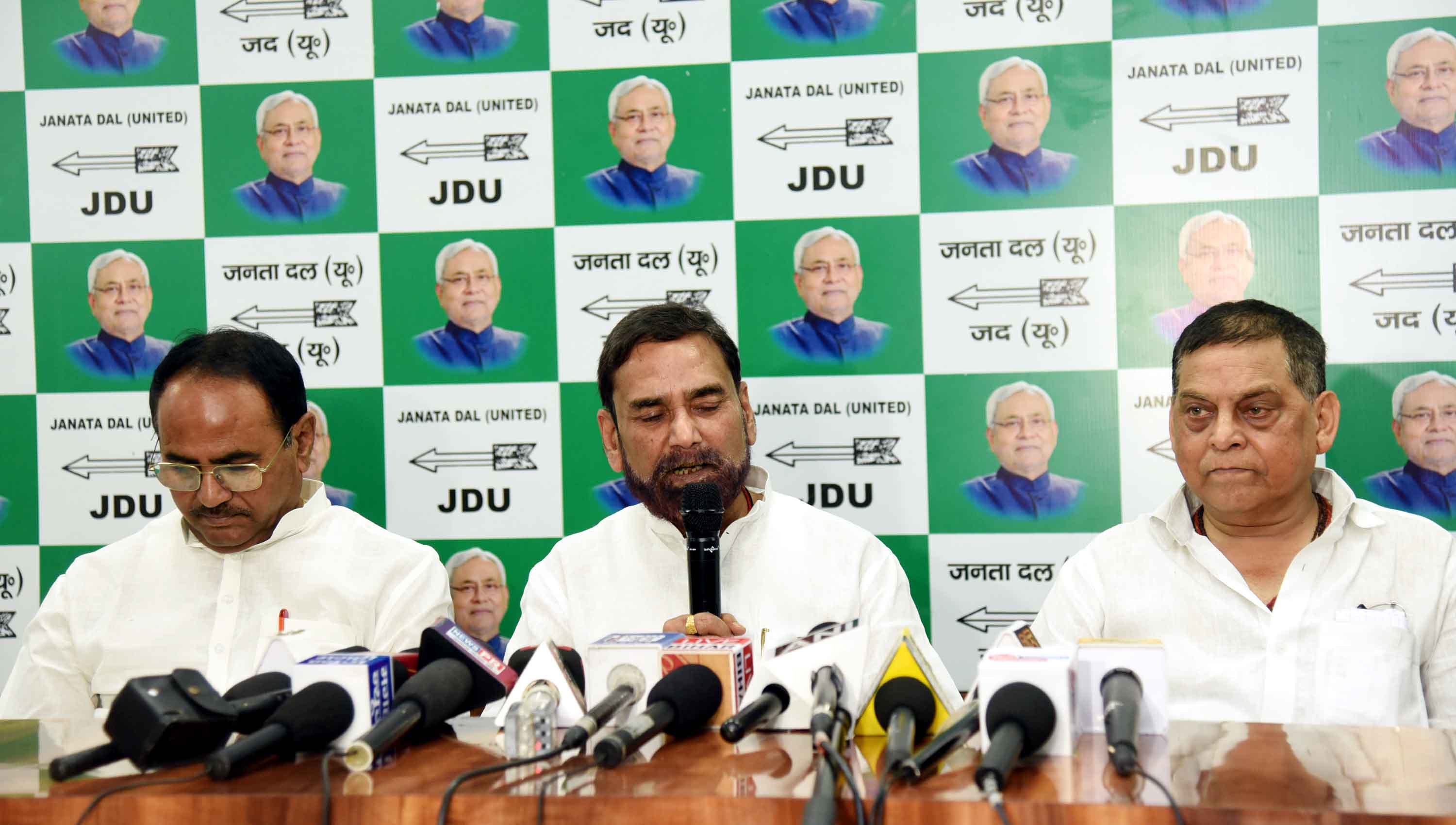 जद यु ऑफिस में प्रवक्ता राजीवरंजन प्रेस कांफ्रेंस को सम्बोधित करते जद यु ऑफिस में प्रवक्ता राजीवरंजन प्रेस कांफ्रेंस को सम्बोधित करते