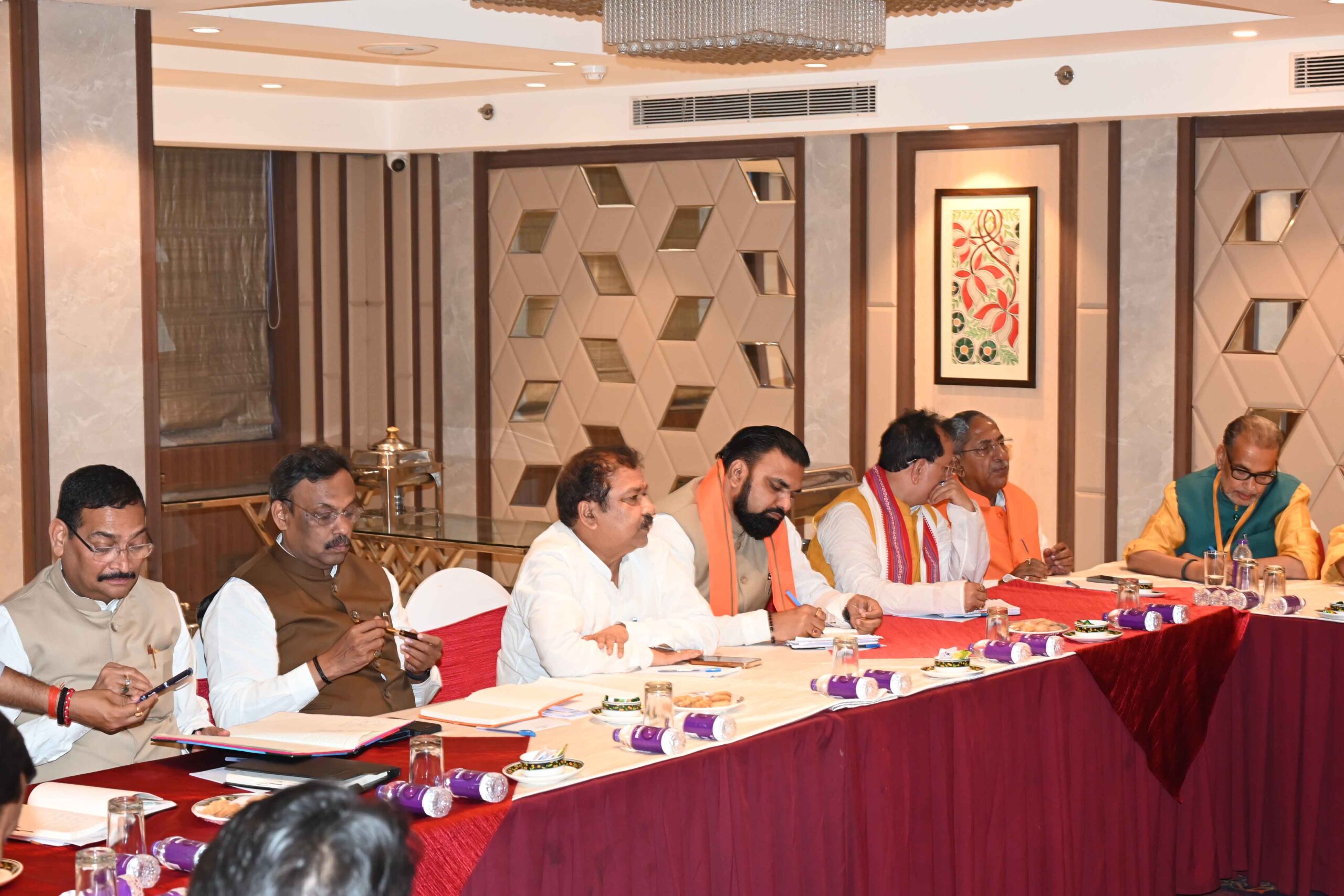 भाजपा प्रदेश अध्यक्ष दिलीप जायसवाल, उपमुख्यमंत्री सम्राट चौधरी, विजय कुमार सिन्हा पार्टी कोर कमेटी की बैठक करते हुए