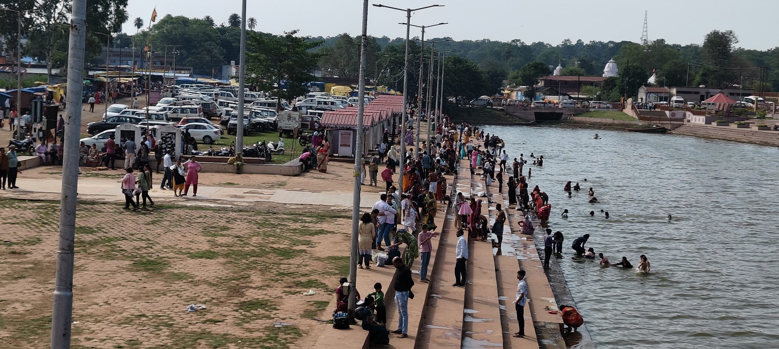 अनूपपुर: वैशाख पूर्णिमा पर श्रद्धालुओं ने नर्मदा में लगाई आस्था की डुबकी
