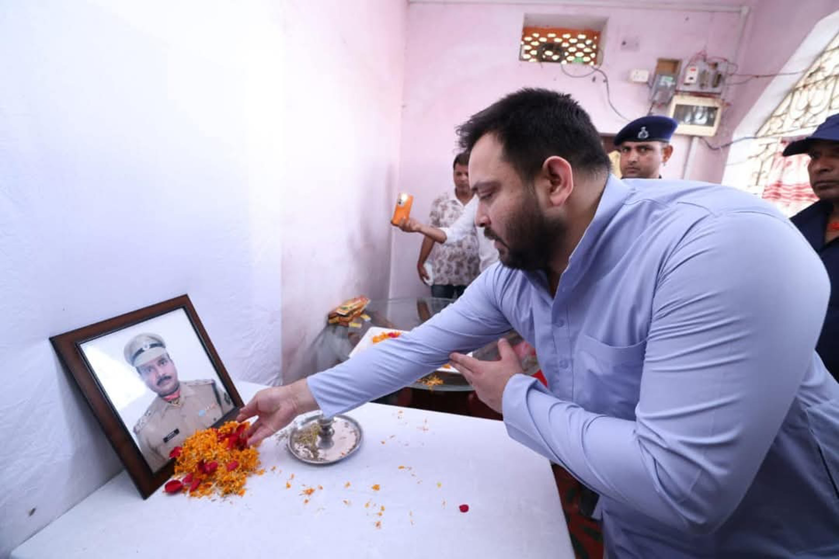 सारण: राजद नेता तेजस्वी यादव ने जम्मू जिले में ड्यूटी के दौरान शहीद हुए बीएसएफ सब-इंस्पेक्टर मोहम्मद इम्तियाज के परिवार से मुलाकात की और उन्हें सांत्वना देते सारण: राजद नेता तेजस्वी यादव ने जम्मू जिले में ड्यूटी के दौरान शहीद हुए बीएसएफ सब-इंस्पेक्टर मोहम्मद इम्तियाज के परिवार से मुलाकात की और उन्हें सांत्वना देते
