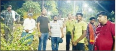 बलरामपुर : स्ट्रीट लाइट बंद होने की शिकायत पर ठेकेदार और जनप्रतिनिधियों ने लिया जायजा