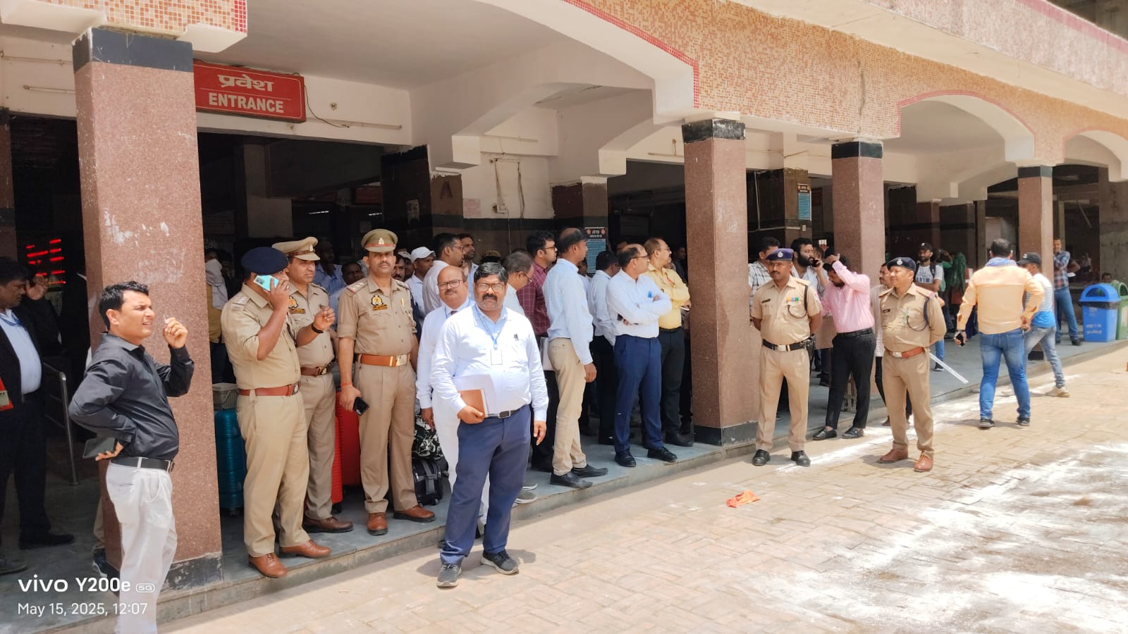 डीआरएम वाराणसी द्वारा निरीक्षण करते फोटो डीआरएम वाराणसी द्वारा निरीक्षण करते फोटो