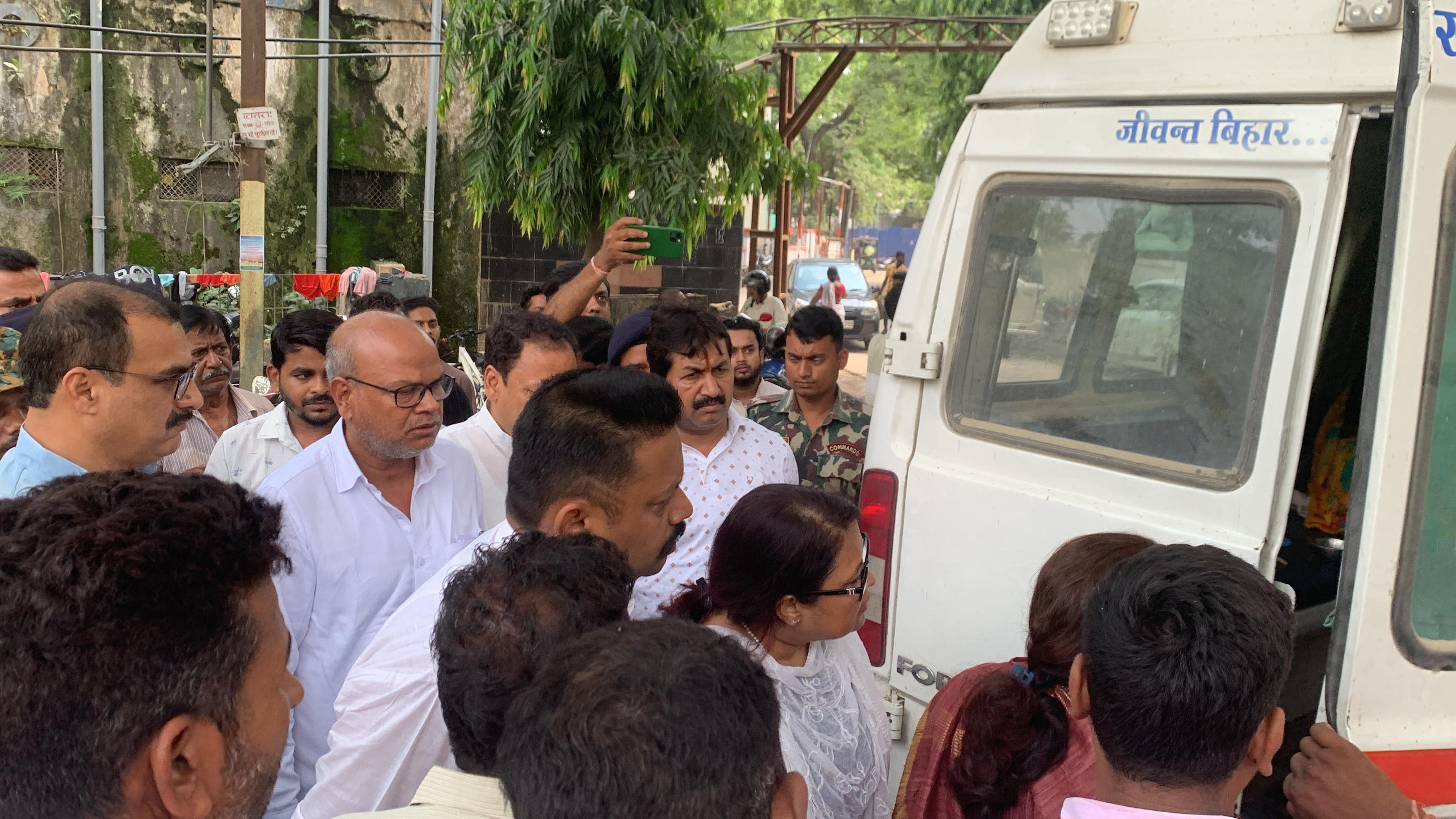 रेप पीड़िता का PMCH में इलाज नहीं होने पर बिहार प्रदेश कांग्रेस अध्यक्ष राजेश कुमार राम का अस्पताल परिसर में विरोध प्रदर्शन के बाद एडमिशन लिया। रेप पीड़िता का PMCH में इलाज नहीं होने पर बिहार प्रदेश कांग्रेस अध्यक्ष राजेश कुमार राम का अस्पताल परिसर में विरोध प्रदर्शन के बाद एडमिशन लिया।