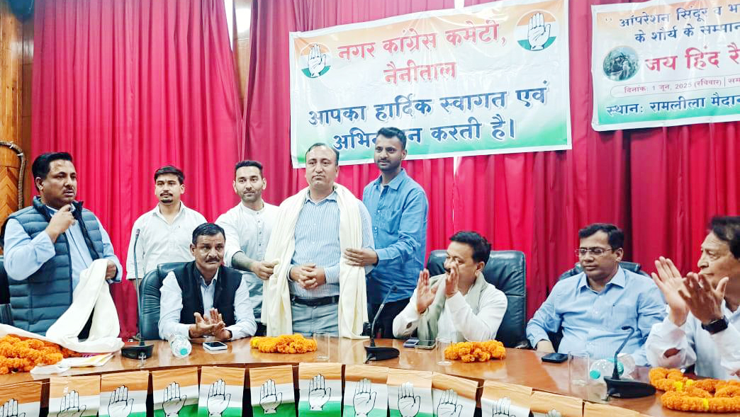 कांग्रेस पार्टी की बैठक में मौजूद प्रदेश अध्यक्ष एवं अन्य। कांग्रेस पार्टी की बैठक में मौजूद प्रदेश अध्यक्ष एवं अन्य।