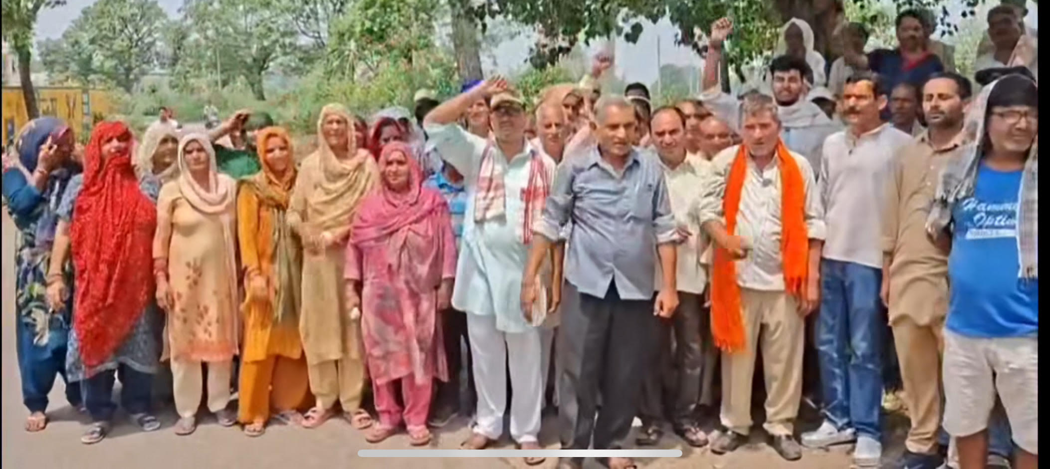 गुर्जर समुदाय से परेशान छपाकी गांव के लोगों ने चड़वाल-सांझीमोड़ रोड़ जामकर किया प्रदर्शन