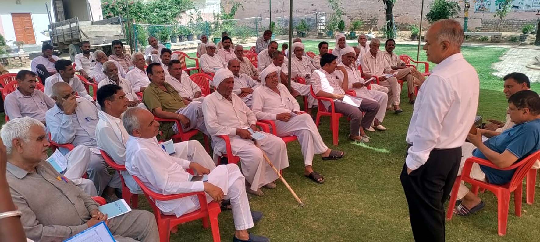 हिसार : सारंगपुर में आयोजित कृषि शिविर में वैज्ञानिकों ने दी किसानों को जानकारी