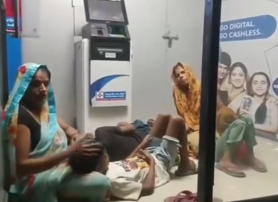 बिजली कटौती से परेशान महिलाओं ने बच्चों संग एटीएम बूथ में गुजारी रात,वीडियो वायरल