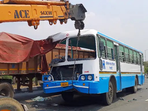 बस-ट्रेलर की टक्कर में तीन की मौत, 27 घायल