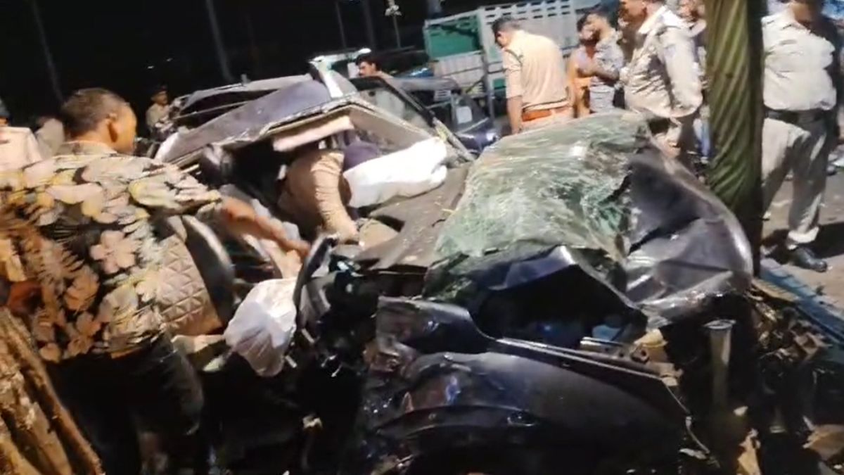 भोपाल: तेज रफ्तार कार की पेड़ से टक्कर के बाद उड़े परखच्चे, तीन की मौत, एक गंभीर