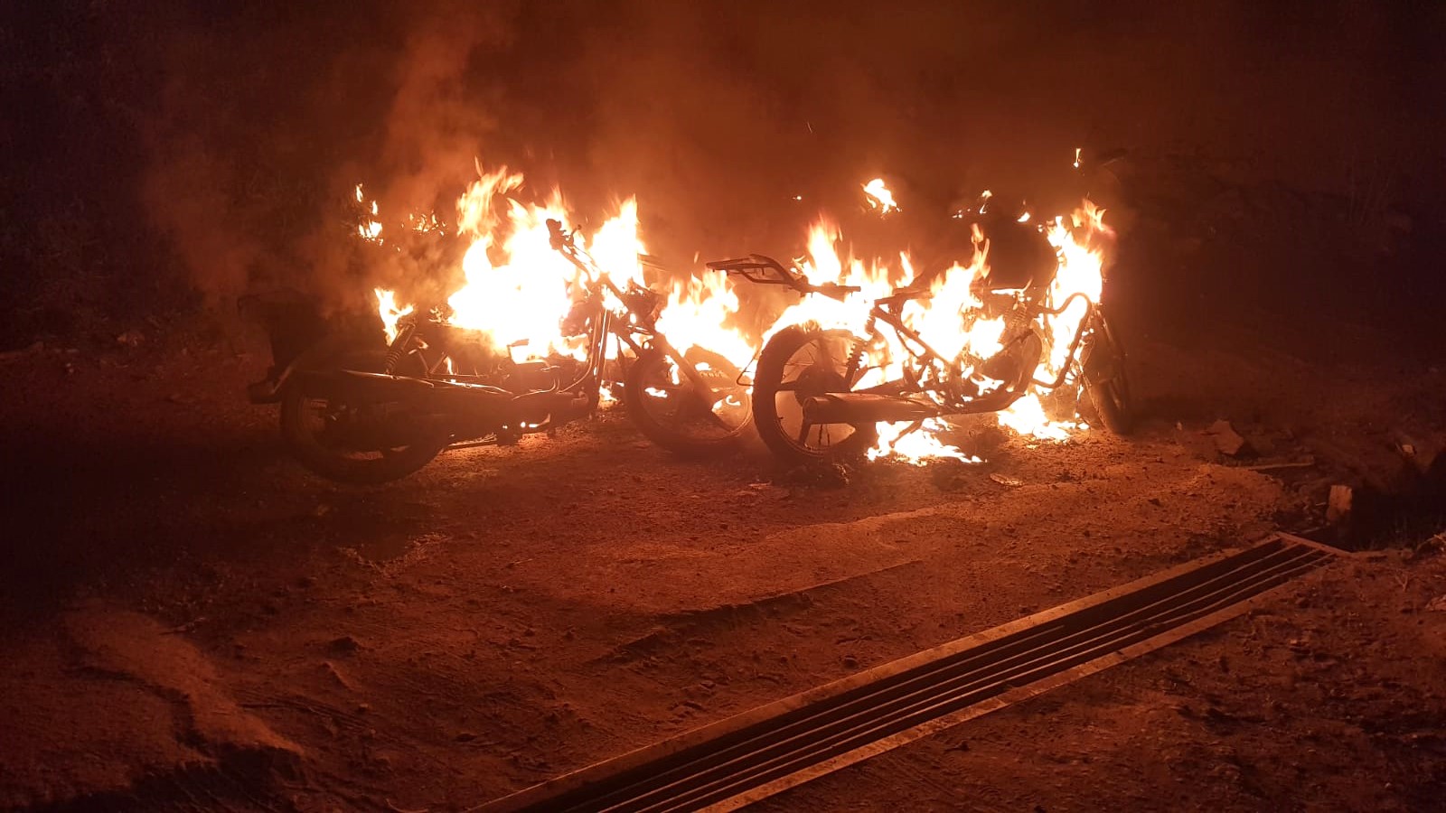 मंदिर दर्शन करने आई युवती से छेड़छाड़ की कोशिश, ग्रामीणों ने की पिटाई और बाइक को लगाई आग