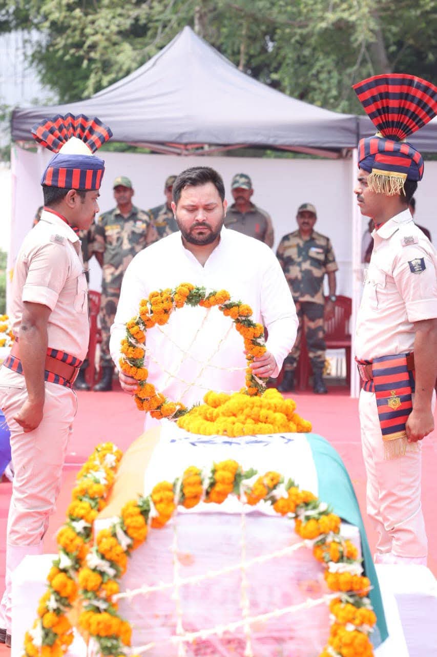 पटना एयरपोर्ट पर बीएसएफ के सब-इंस्पेक्टर अमर शहीद मोहम्मद इम्तियाज को श्रद्धांजलि देते नेता प्रतिपक्ष तेजस्वी यादव