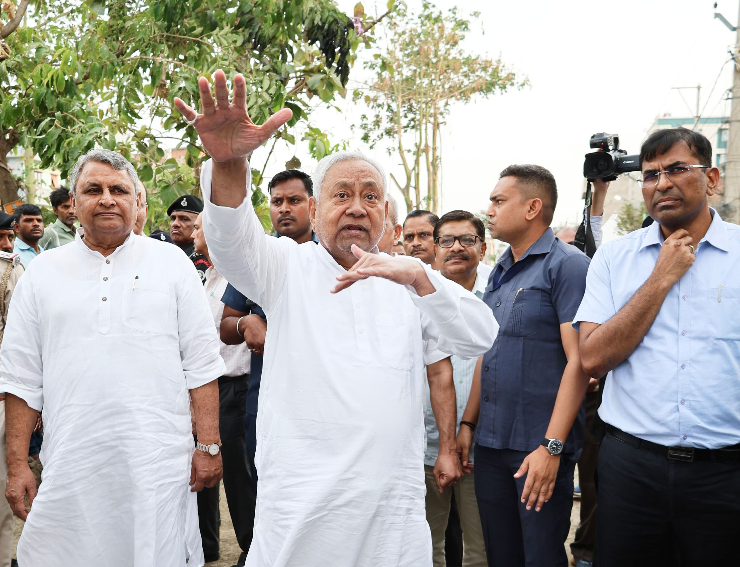 सैदपुर नाला पर पहाड़ी तक भूमिगत नाला के साथ सड़क निर्माण एवं ड्रेनेज पंपिंग प्लांट,का निरीक्षण करते हुए मुख्यमंत्री नीतीश  कुमार