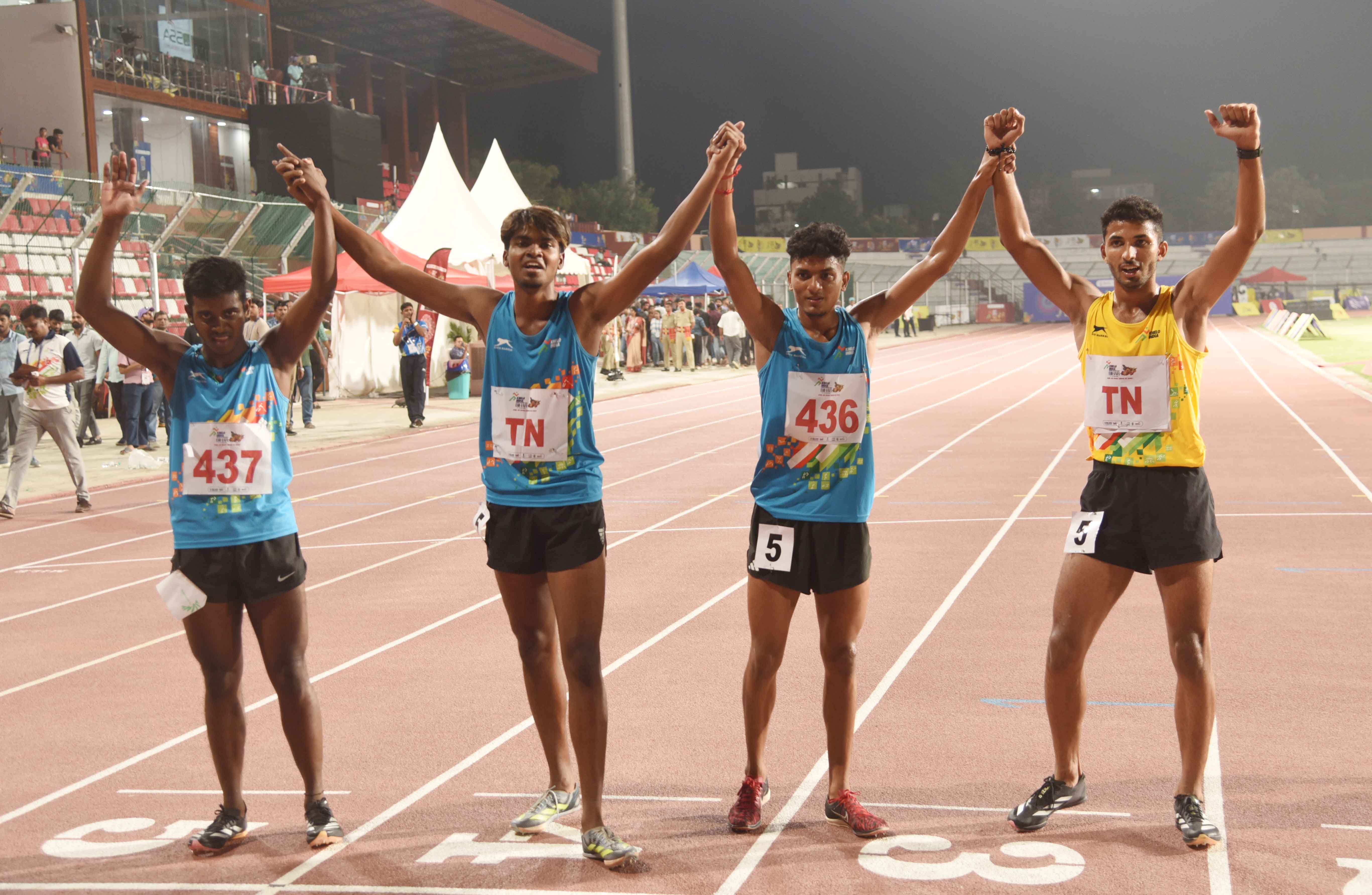 तमिलनाडु की एथलीट ने खेलो इंडिया यूथ गेम्स 2025 पुरुष वर्ग की 400 मीटर रिले स्पर्धा के फाइनल में अपनी गोल्ड मैडल जीत का जश्न मनाते तमिलनाडु की एथलीट ने खेलो इंडिया यूथ गेम्स 2025 पुरुष वर्ग की 400 मीटर रिले स्पर्धा के फाइनल में अपनी गोल्ड मैडल जीत का जश्न मनाते