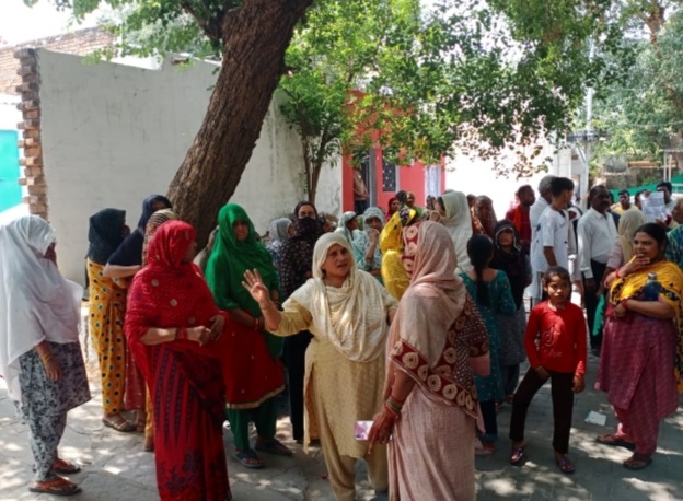 न्यायालय के आदेश पर मकान खाली कराने पहुंची पुलिस व राजस्व की टीम का विरोध