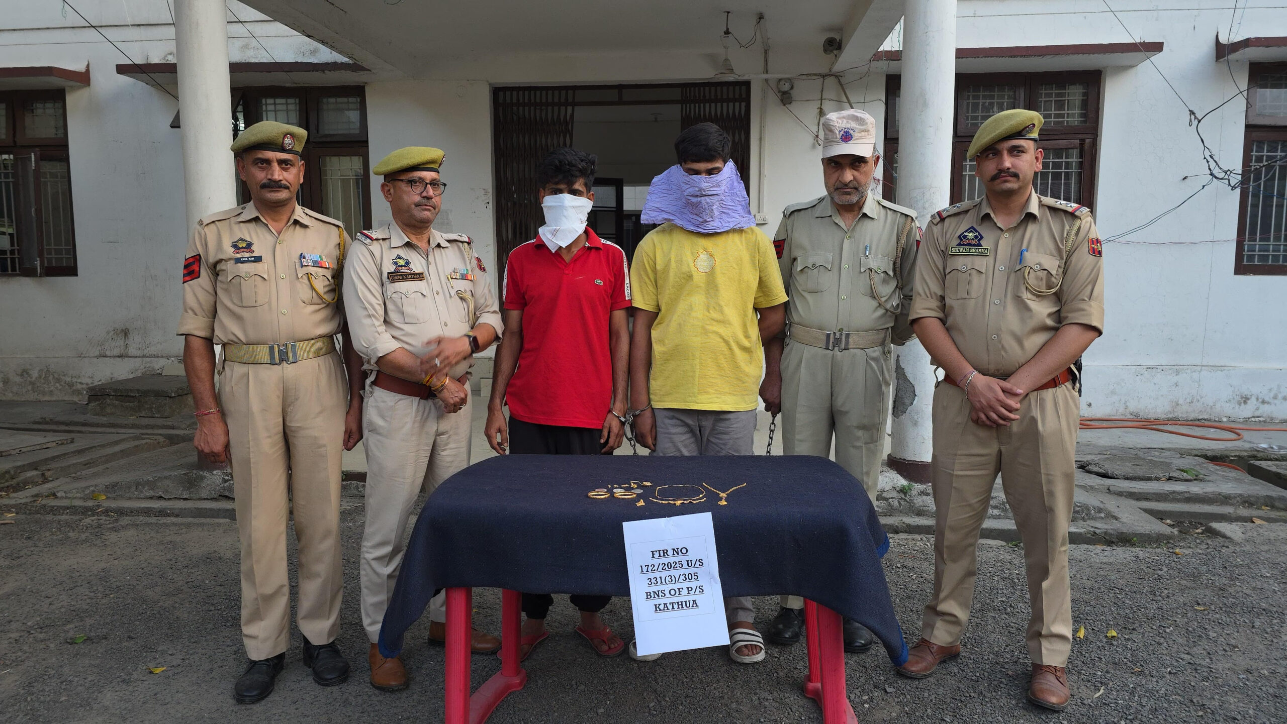 कठुआ पुलिस ने चोरी का मामला सुलझाय, सोने के आभूषण बरामद, 02 चोर गिरफ्तार