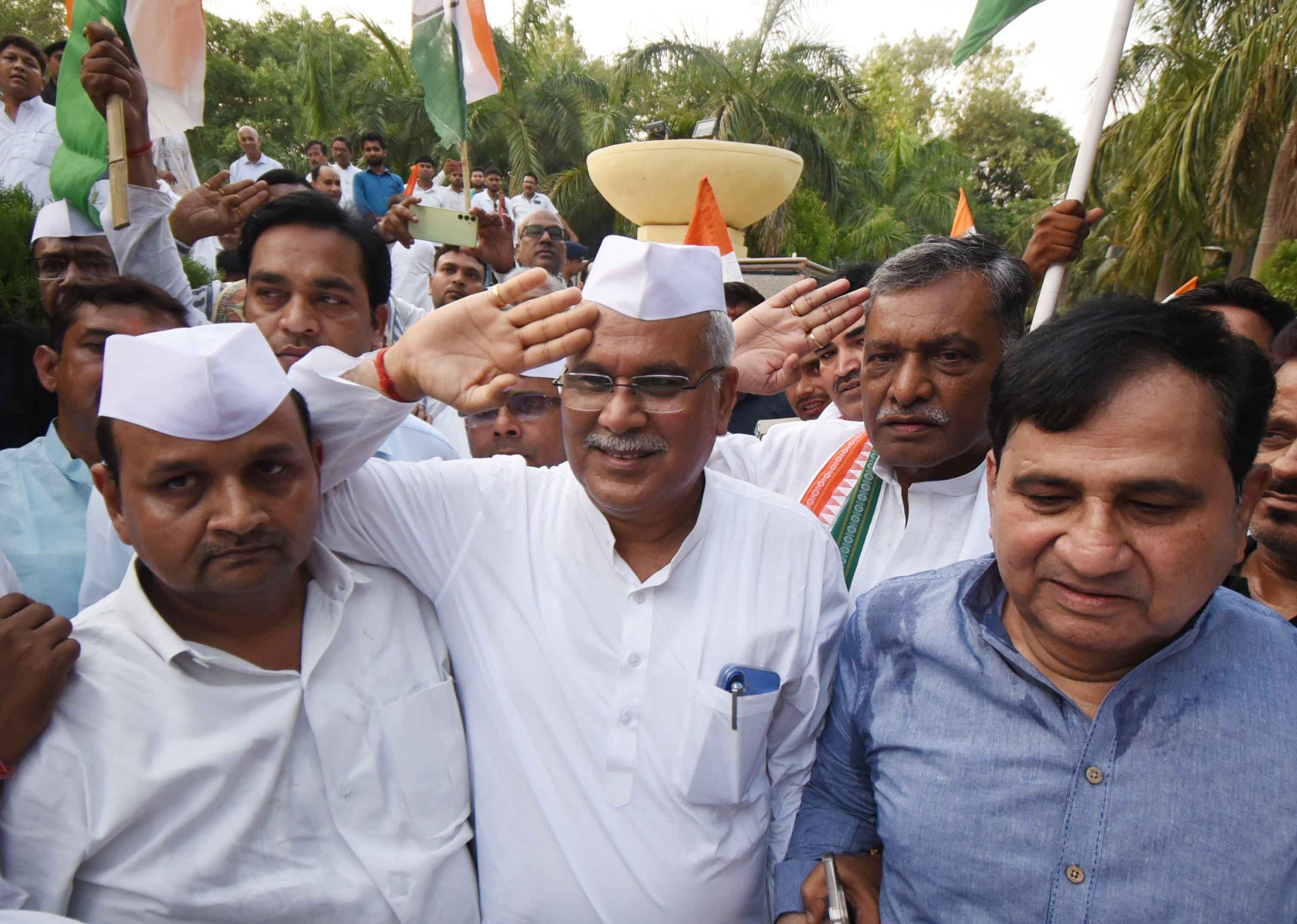 छत्तीसगढ़ के पूर्व मुख्यमंत्री भूपेश बघेल, कांग्रेस के बिहार प्रभारी कृष्णा अल्लावरु, प्रदेश अध्यक्ष राजेश राम और कांग्रेस कार्यकर्ताओं और समर्थकों के साथ ऑपरेशन सिंदूर की सराहना में तिरंगा यात्रा के दौरान छत्तीसगढ़ के पूर्व मुख्यमंत्री भूपेश बघेल, कांग्रेस के बिहार प्रभारी कृष्णा अल्लावरु, प्रदेश अध्यक्ष राजेश राम और कांग्रेस कार्यकर्ताओं और समर्थकों के साथ ऑपरेशन सिंदूर की सराहना में तिरंगा यात्रा के दौरान