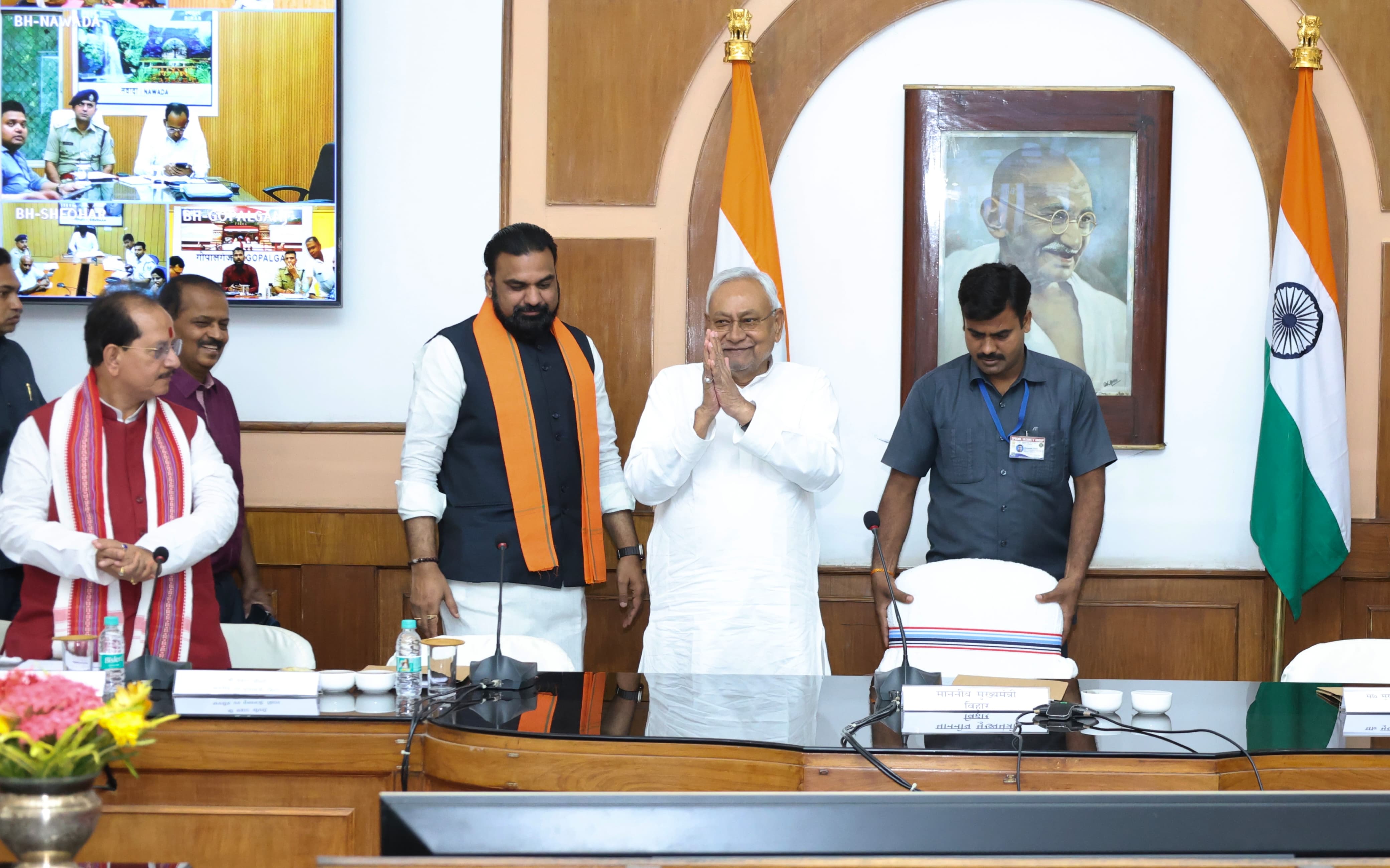 पुराना सचिवालय में मुख्यमंत्री नीतीश कुमार संभावित बाढ़ को लेकर समीक्षा बैठक करते