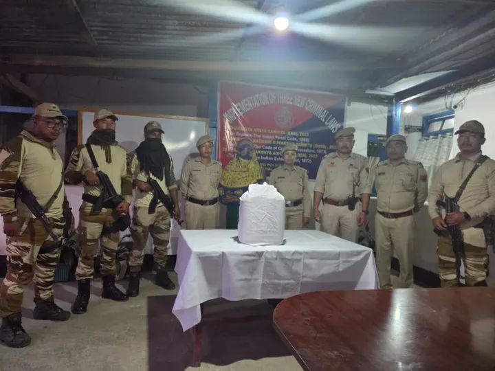 मणिपुर पुलिस ने ब्राउन शुगर और कोडीन सिरप के साथ गिरफ्तार दो लोगों की तस्वीर। मणिपुर पुलिस ने ब्राउन शुगर और कोडीन सिरप के साथ गिरफ्तार दो लोगों की तस्वीर।
