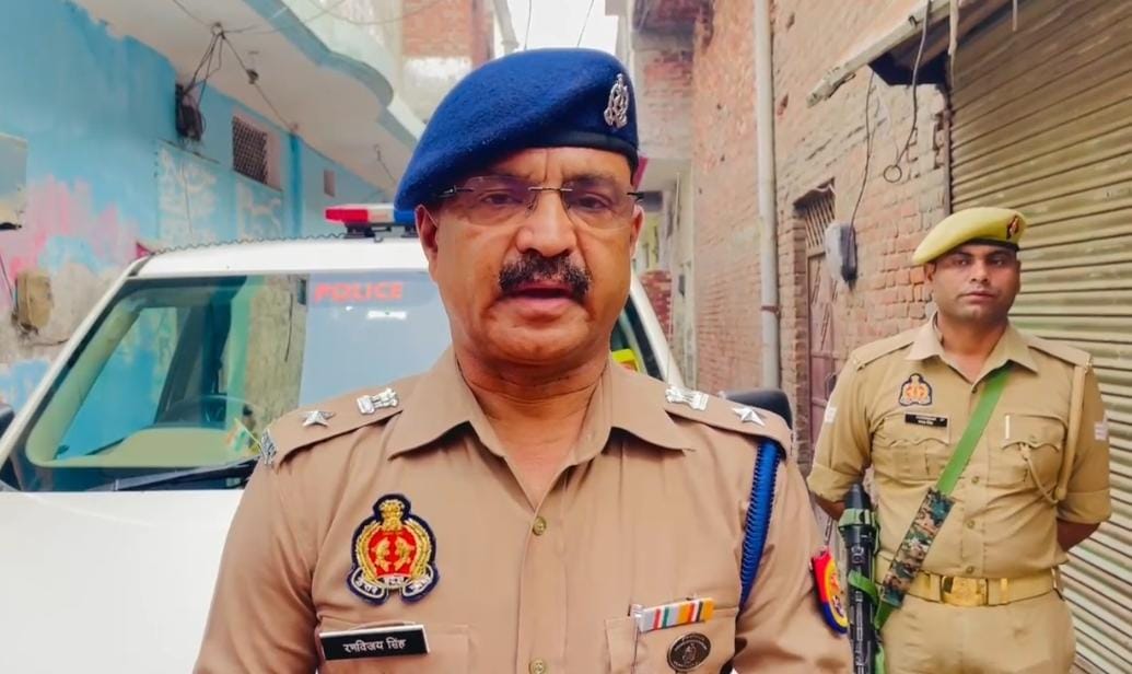 घर के पास चबूतरे पर खून से लथपथ मिला युवक का शव, हत्या की आशंका