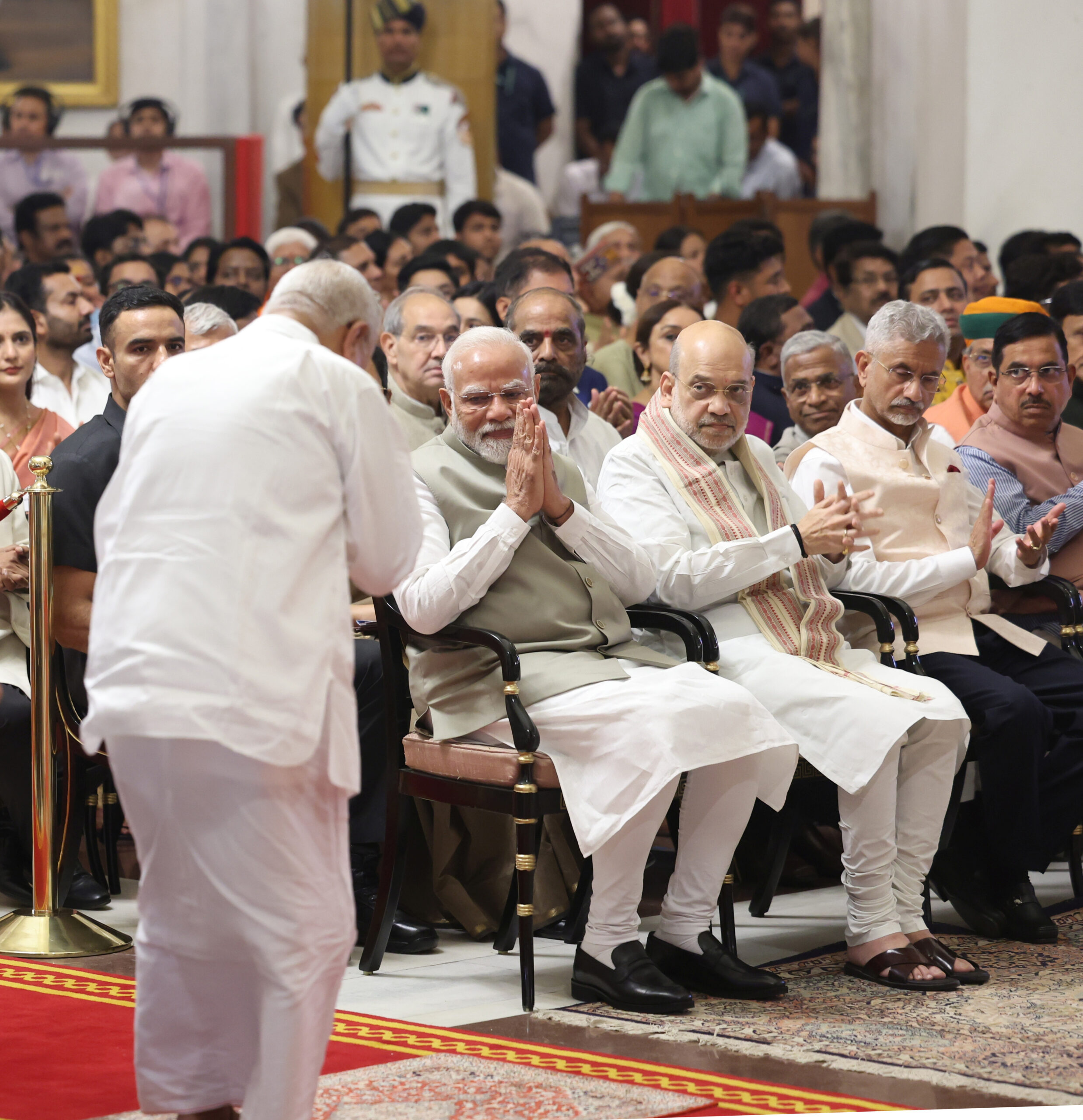 राष्ट्रपति द्रौपदी मुर्मु ने राष्ट्रपति भवन में नागरिक अलंकरण समारोह-II सार्वजनिक मामलों के क्षेत्र में पद्म विभूषण प्रदान किया। इस दौरान प्रधानमंत्री नरेन्द्र मोदी अपने सहयोगी मंत्री गणों के साथ भाग लिया