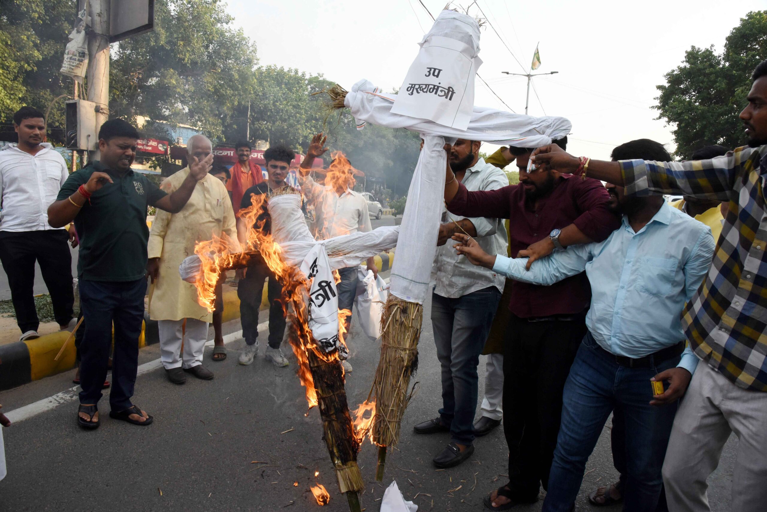 दरभंगा में पप्पू यादव के समर्थक बिहार के गृह मंत्री और उप मुख्यमंत्री का पुतला दहन करते