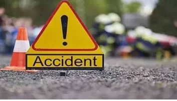 ट्रक और कार की टक्कर में मां सहित दो बेटों की मौत