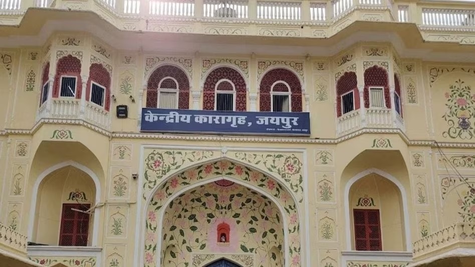 जेल से इलाज के लिए एसएमएस अस्पताल लेकर आए चार कैदी चकमा देकर हुए फरार, गिरफ्तार