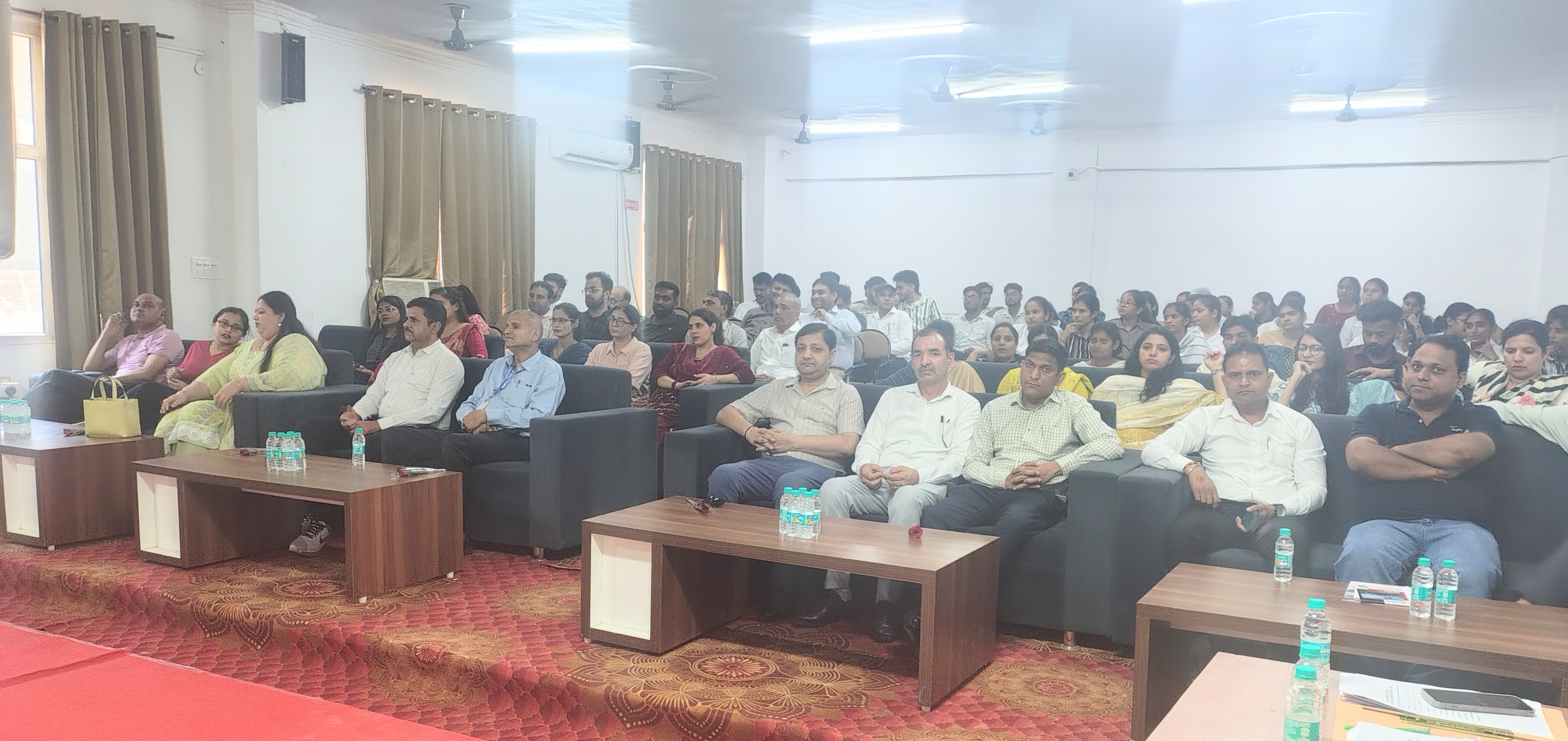 व मौके पर उपस्थित स्टॉफ व अन्य।