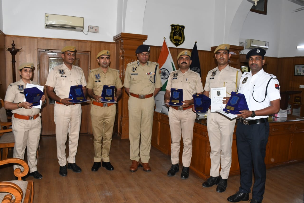 छह पुलिसकर्मी कांस्टेबल ऑफ दी मंथ के अवार्ड से सम्मानित