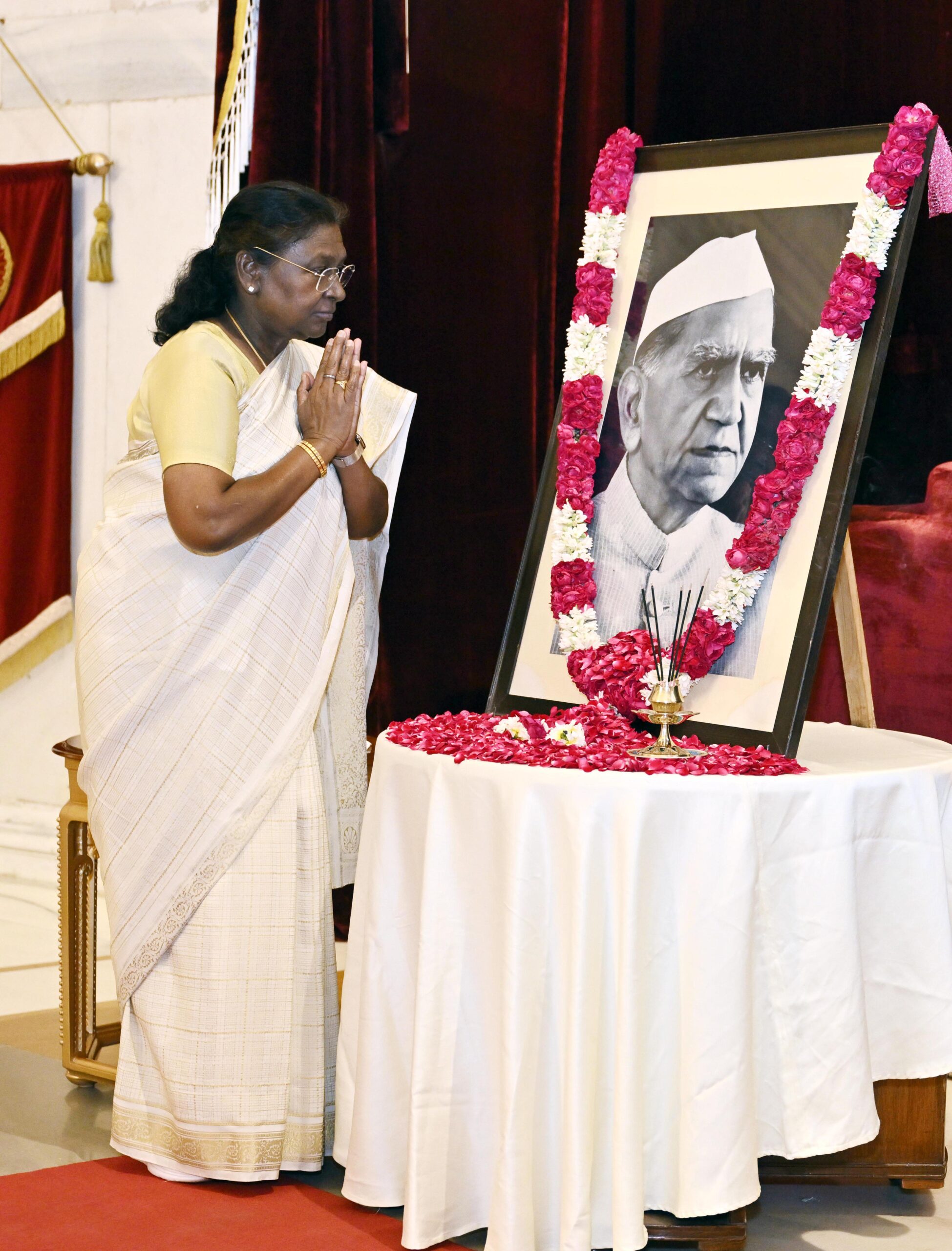 राष्ट्रपति द्रौपदी मुर्मू राष्ट्रपति भवन, नई दिल्ली में पूर्व राष्ट्रपति फखरुद्दीन अली अहमद को उनकी जयंती पर श्रद्धांजलि अर्पित करती हुई।