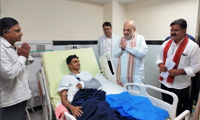 अमित शाह ने नक्सल विरोधी अभियान में घायल जवानों से दिल्ली एम्स में की मुलाकात
