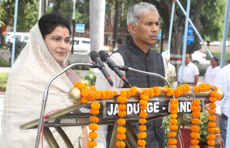 मप्रः सरकारी दफ्तरों में हुआ राष्ट्र-गीत वंदे-मातरम एवं राष्ट्र-गान जन-गण-मन का सामूहिक गायन