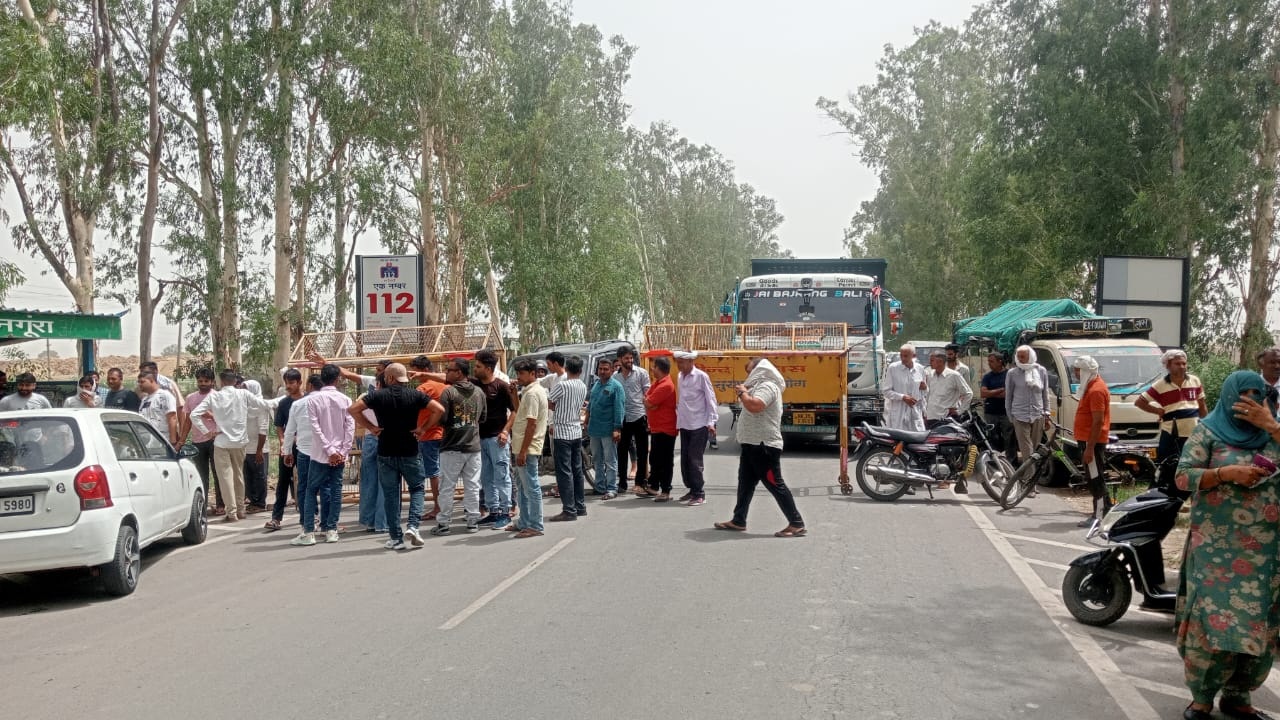 पुलिस ने दर्ज नहीं की चोरी की एफआईआर,दुकानदारों ने जींद-कैथल मार्ग किया जाम