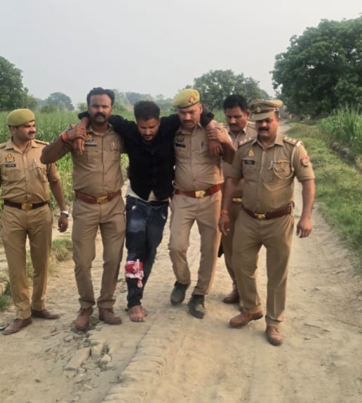 शातिर लुटेरा पुलिस मुठभेड़ में गिरफ्तार, नाै लाख बरामद