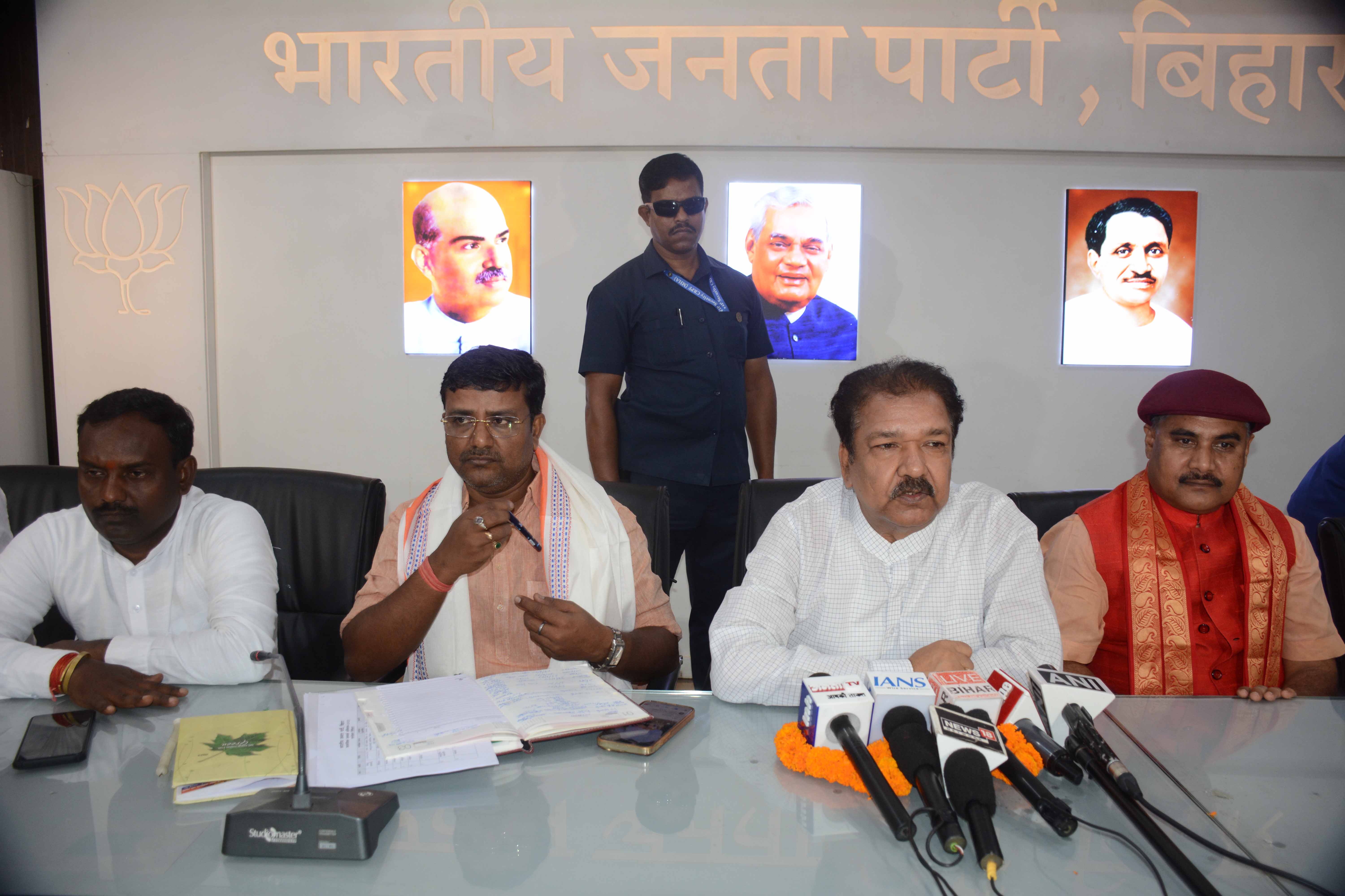 बीजेपी के प्रदेश अध्यक्ष दिलीप जायसवाल रविदास समाज की बैठक का उद्घाटन करते बीजेपी के प्रदेश अध्यक्ष दिलीप जायसवाल रविदास समाज की बैठक का उद्घाटन करते