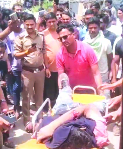 मृतक को ले जाते हुए मृतक को ले जाते हुए