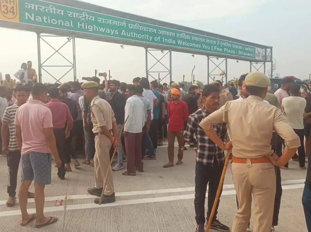 टोलकर्मी का शव मिलने पर आक्रोशित लोगों ने हत्या का आरोप लगाते हुए हाईवे किया जाम