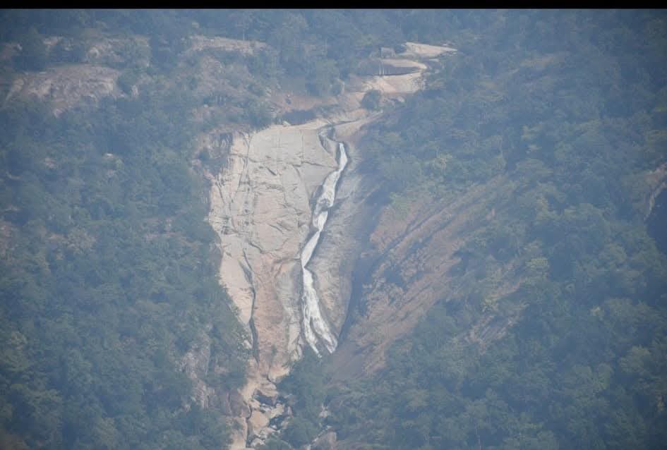 रास्ते में बहती है छोटी छोटी कई झरने। रास्ते में बहती है छोटी छोटी कई झरने।