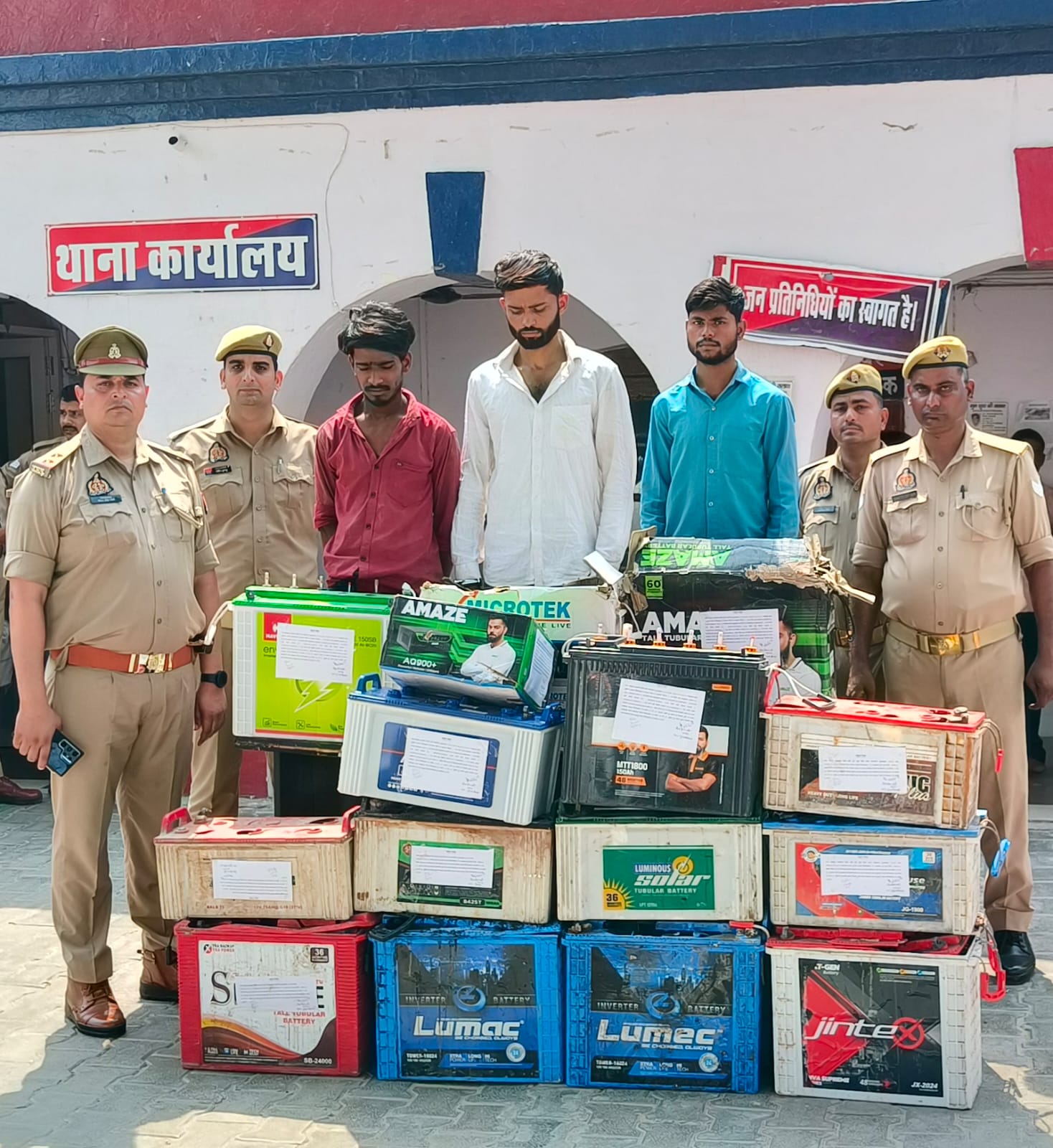 पुलिस ने पकड़े तीन शातिर अभियुक्त, चोरी हुई लाखों की बैटरी बरामद