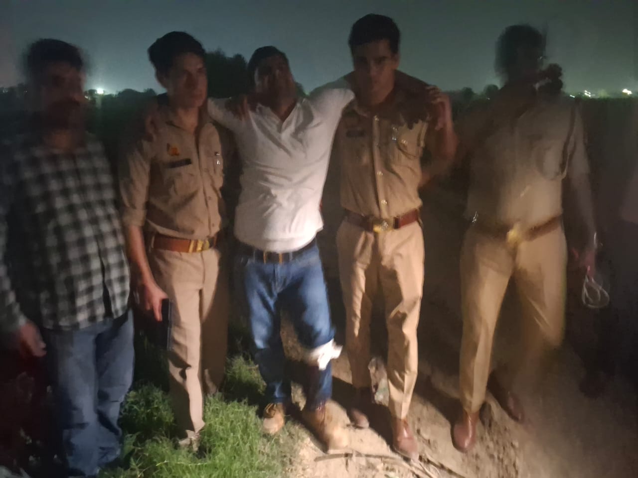 सिपाही सौरभ हत्यकांड के फरार आरोपी व पुलिस में चली गोलियां, हुआ घायल