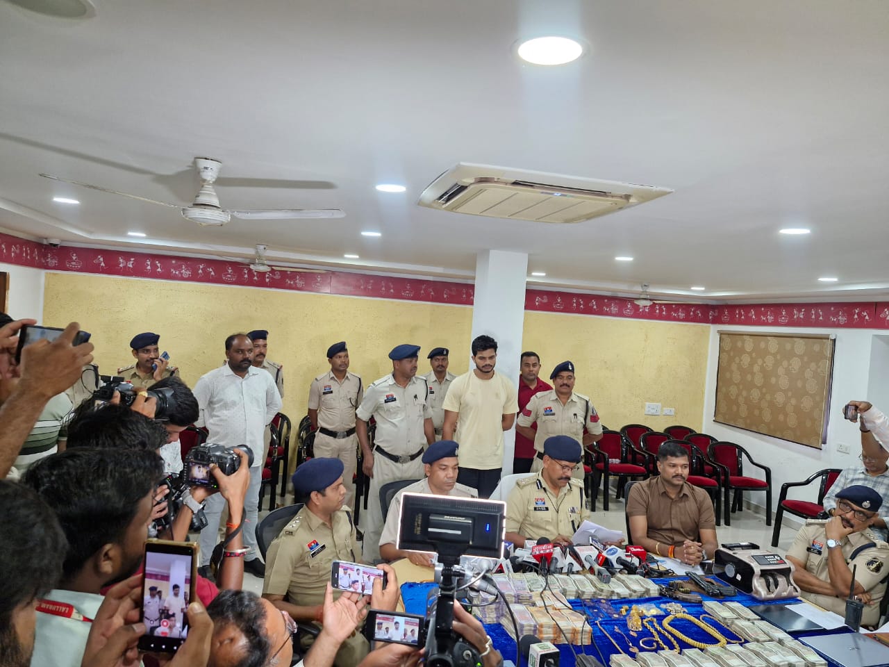 रायपुर : दिव्यांश तोमर गिरफ्तार, हिस्ट्रीशीटर रो‍ह‍ित और वीरेन्द्र तोमर सह‍ित अन्‍य आरोप‍ित फरार, पतासाजी जारी