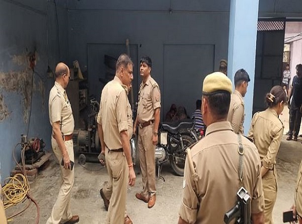 आगरा: कमरे में मिला मां-बेटी का शव, पति पर हत्या का आरोप