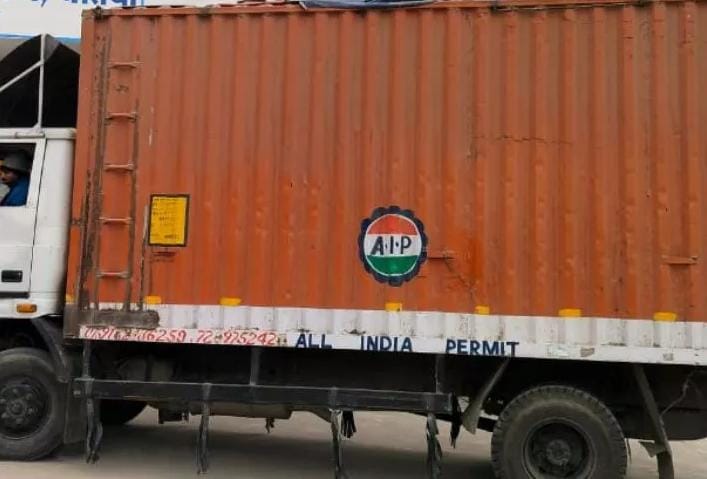 फलों के नीचे 750 किग्रा प्रतिबंधित पॉलिथीन छिपाकर ला रहा ट्रक पकड़ा
